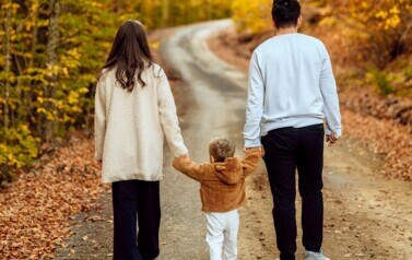 Na zdjęciu rodzina, trzy osoby stojące plecami do obiektywu