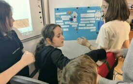 Na zdjęciu dzieci w trakcie zabaw edukacyjnych