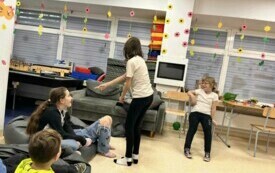 Na zdjęciu dzieci w trakcie zabaw edukacyjnych