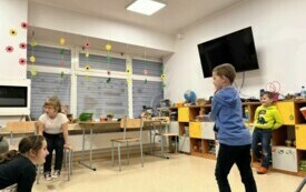 Na zdjęciu dzieci w trakcie zabaw edukacyjnych