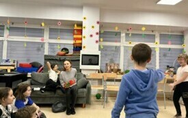 Na zdjęciu dzieci w trakcie zabaw edukacyjnych