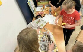 Na zdjęciu dzieci i dorośli w trakcie gier edukacyjnych