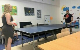 Na zdjęciu dzieci i dorośli w trakcie gier edukacyjnych