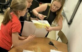 Na zdjęciu dzieci i dorośli w trakcie gier edukacyjnych