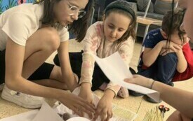 Na zdjęciu dzieci i dorośli w trakcie gier edukacyjnych