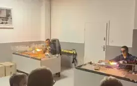 Na zdjęciu dzieci pracujące nad tworzeniem ozd&oacute;b choinkowych lub oglądających gotowe ozdoby