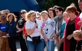 Na zdjęciu dorośli i dzieci bawiący się podczas plenerowej imprezy