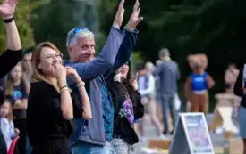 Na zdjęciu dorośli i dzieci bawiący się podczas plenerowej imprezy