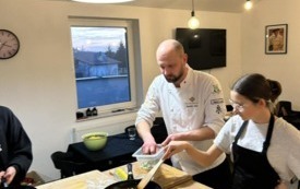 Na zdjęciu osoby, dzieci i dorośli, podczas warsztat&oacute;w kulinarnych