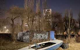 Na zdjęciu osoby w nocnym otoczeniu