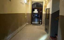 Na zdjęciu osoby w nocnym otoczeniu