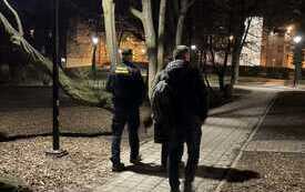 Na zdjęciu osoby w nocnym otoczeniu