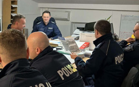 Na zdjęciu osoby w nocnym otoczeniu