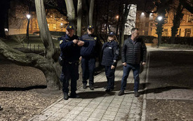 Na zdjęciu osoby w nocnym otoczeniu