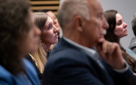 Na zdjęciu grupa dorosłych os&oacute;b przed ekranem projektora