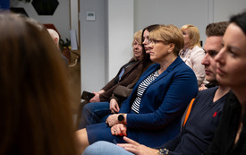 Na zdjęciu grupa dorosłych os&oacute;b przed ekranem projektora