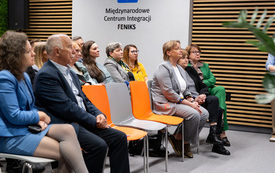 Na zdjęciu grupa dorosłych os&oacute;b przed ekranem projektora