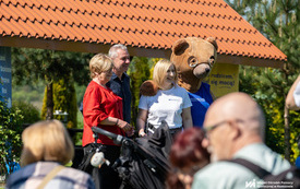 Na zdjęciu dzieci i dorośli bawiący się na pikniku na świeżym powietrzu