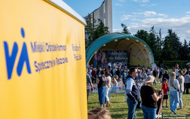 Na zdjęciu dorośli i dzieci bawiący się podczas plenerowej imprezy