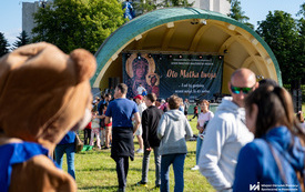 Na zdjęciu dorośli i dzieci bawiący się podczas plenerowej imprezy