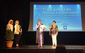 Na zdjęciu dzieci na scenie podczas konkursu piosenki