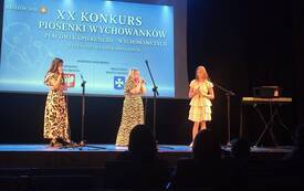 Na zdjęciu dzieci na scenie podczas konkursu piosenki