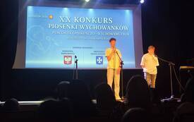 Na zdjęciu dzieci na scenie podczas konkursu piosenki