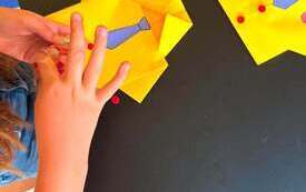 Na zdjęciu origami-koszule z życzeniami z okazji Dnia Ojca