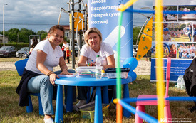 Na zdjęciu dorosłe osoby podczas plenerowego wydarzenia