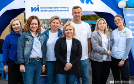 Na zdjęciu dzieci i dorośli w trakcie plenerowego wydarzenia