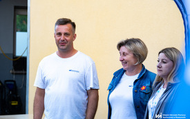 Na zdjęciu dzieci i dorośli w trakcie plenerowego wydarzenia