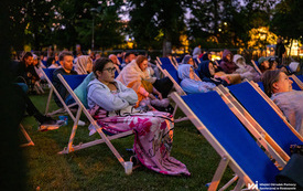 Na zdjęciu dzieci i dorośli w trakcie plenerowego wydarzenia