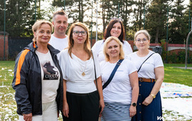Na zdjęciu dorośli i dzieci bawiący się podczas plenerowej imprezy