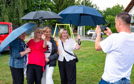 Na zdjęciu dorośli i dzieci bawiący się podczas plenerowej imprezy
