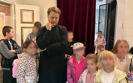Na zdjęciu dzieci w muzeum "Świat Ojca Mateusza"