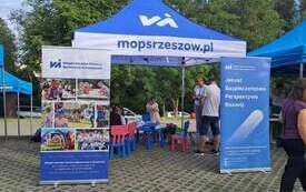 Na zdjęciu dorośli i dzieci bawiący się podczas plenerowej imprezy