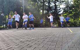 Na zdjęciu osoby na boisku sportowym
