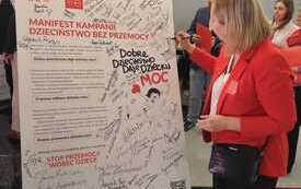 Na zdjęciu osoby w trakcie oficjalnego wydarzenia w sejmie RP