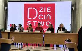 Na zdjęciu osoby w trakcie oficjalnego wydarzenia w sejmie RP