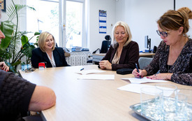 Zdjęcie przedstawia moment zawarcia porozumienia między instytucjami