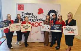 Na zdjęciu osoby w dużej sali konferencyjnej