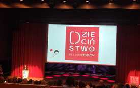 Na zdjęciu osoby w dużej sali konferencyjnej