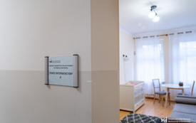 Na zdjęciu jasny pok&oacute;j ze schludnymi meblami