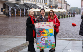 Na zdjęciu tłum os&oacute;b ubranych na czerwono w trakcie wydarzenia plenerowego