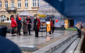 Na zdjęciu tłum os&oacute;b ubranych na czerwono w trakcie wydarzenia plenerowego