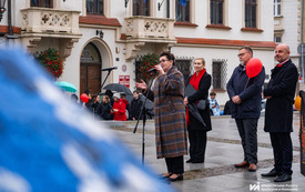 Na zdjęciu tłum os&oacute;b ubranych na czerwono w trakcie wydarzenia plenerowego