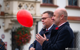 Na zdjęciu tłum os&oacute;b ubranych na czerwono w trakcie wydarzenia plenerowego