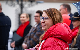 Na zdjęciu tłum os&oacute;b ubranych na czerwono w trakcie wydarzenia plenerowego