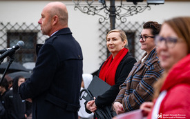 Na zdjęciu tłum os&oacute;b ubranych na czerwono w trakcie wydarzenia plenerowego