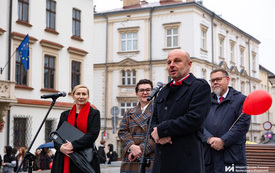 Na zdjęciu tłum os&oacute;b ubranych na czerwono w trakcie wydarzenia plenerowego